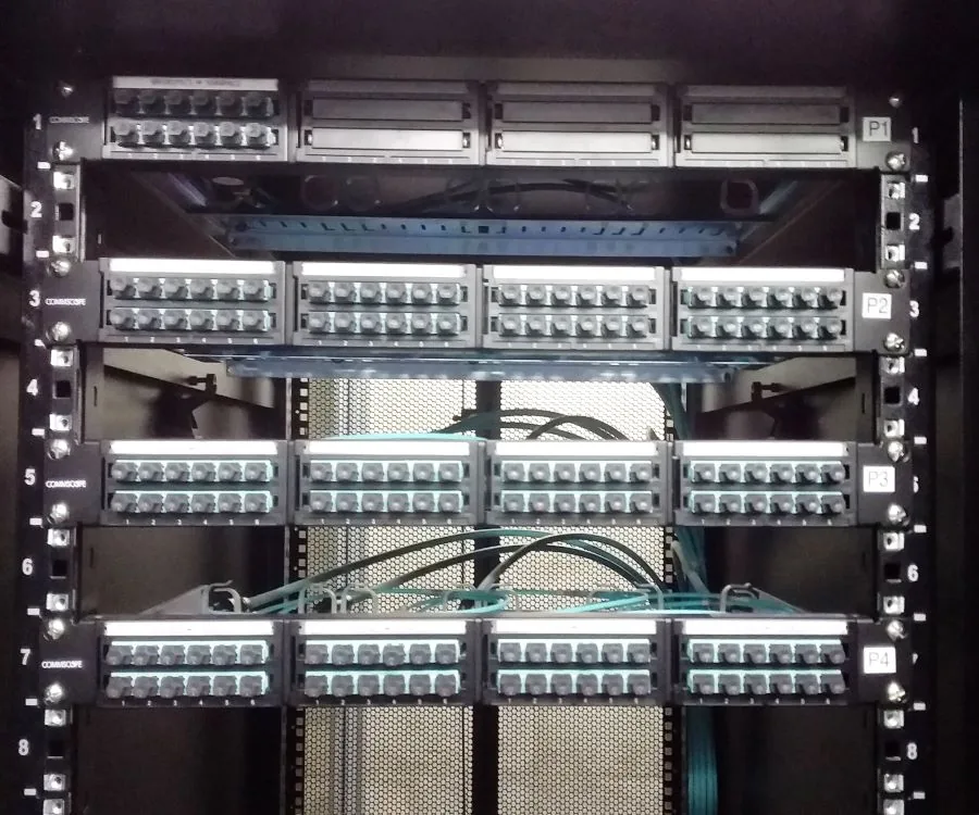 Rack de comunicaciones y equipamiento de centro de cómputos